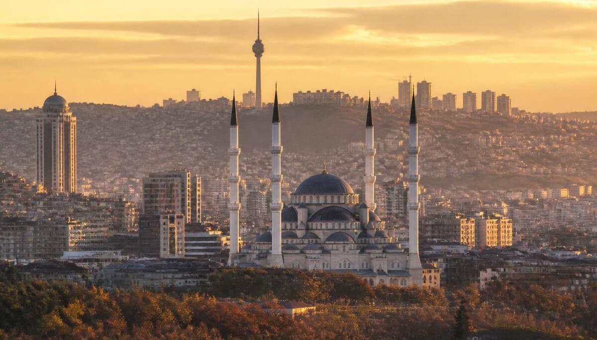 Die Skyline von Ankara auf den Hügeln zur goldenen Stunde